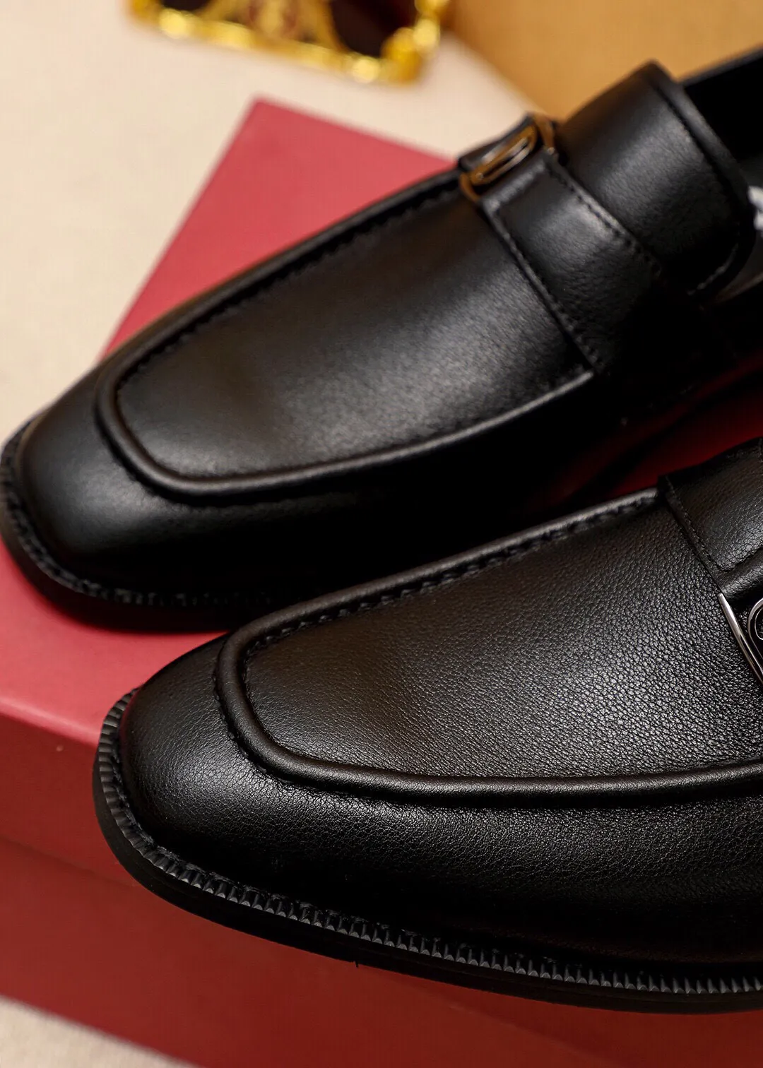 Men's shoes 💰400 💐 Product trademark: Ferragamo "Ferragamo" casual leather shoes Regular size: 39-44 (38.45.46🉑️customized) Product materials: Selected imported calfskin upper + classic hardware buckle, imported pig leather lining. Strong three-dimensional visual effect, non-slip and wear-resistant combination outsole Color: 1⃣️color optional